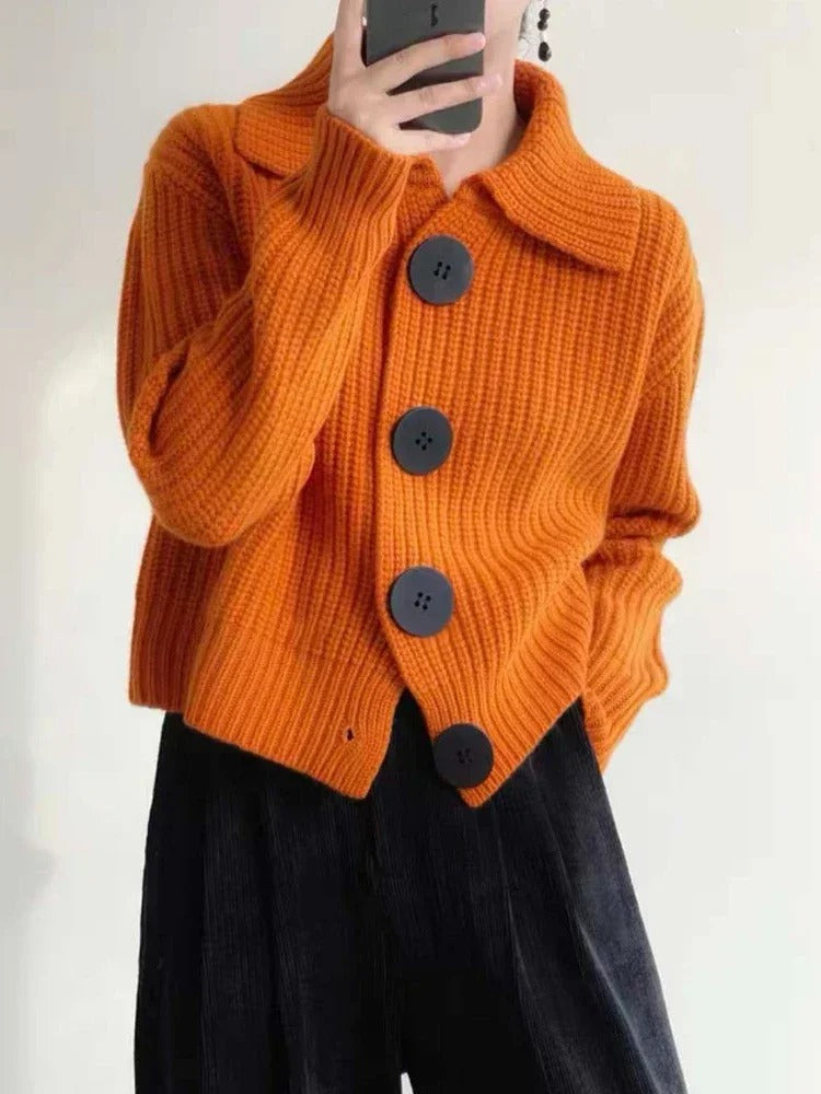 Elegante Damenstrickjacke mit Knöpfen