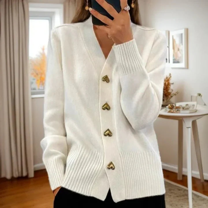 Weicher Strickcardigan mit Herzknöpfen Frauen