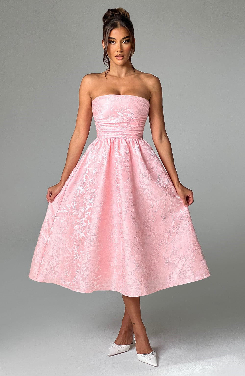 Elegantes Damenkleid mit Glanzstoff und verführerischem Dekolleté
