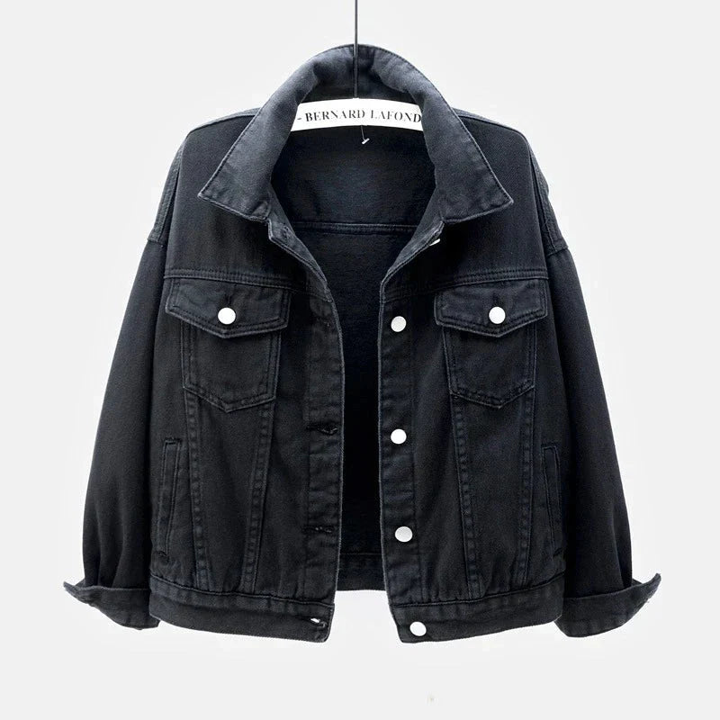 Kurze Damenjacke mit Knöpfen und Brusttasche