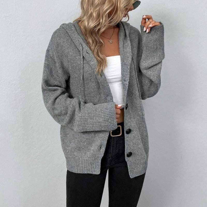 Weiche Strickjacke mit Kapuze und Knöpfen - IdealeKleiden