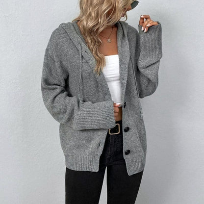 Weiche Strickjacke mit Kapuze und Knöpfen - IdealeKleiden