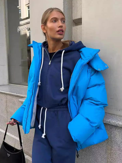 Kurze Winterjacke mit Kapuze und Weichfutter