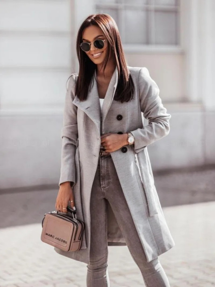 Stylischer Damen Trenchcoat Herbst Trend