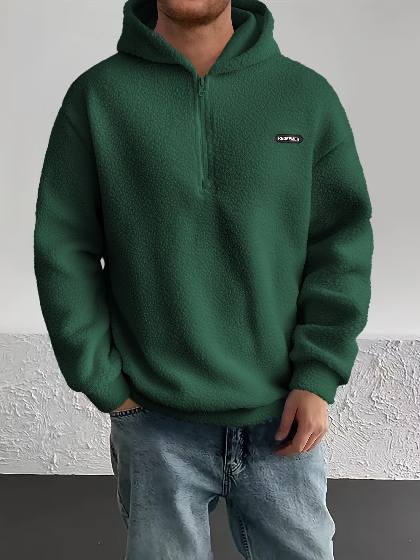 Stylischer Herren Hoodie mit Pelzkapuze