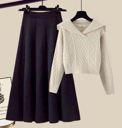 Zweiteiliger Satz: Strickpullover und Minirock