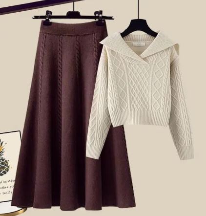 Zweiteiliger Satz: Strickpullover und Minirock