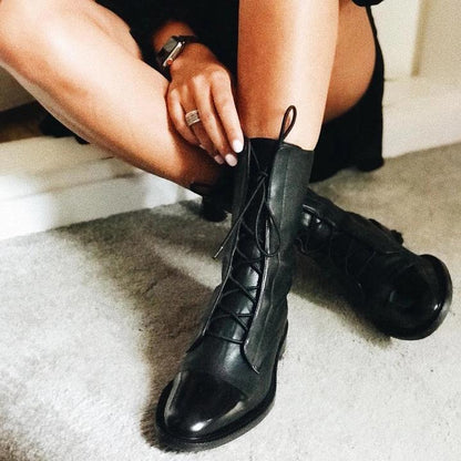 Stilvolle Bikerstiefel Kreuzgurt Optik - IdealeKleiden
