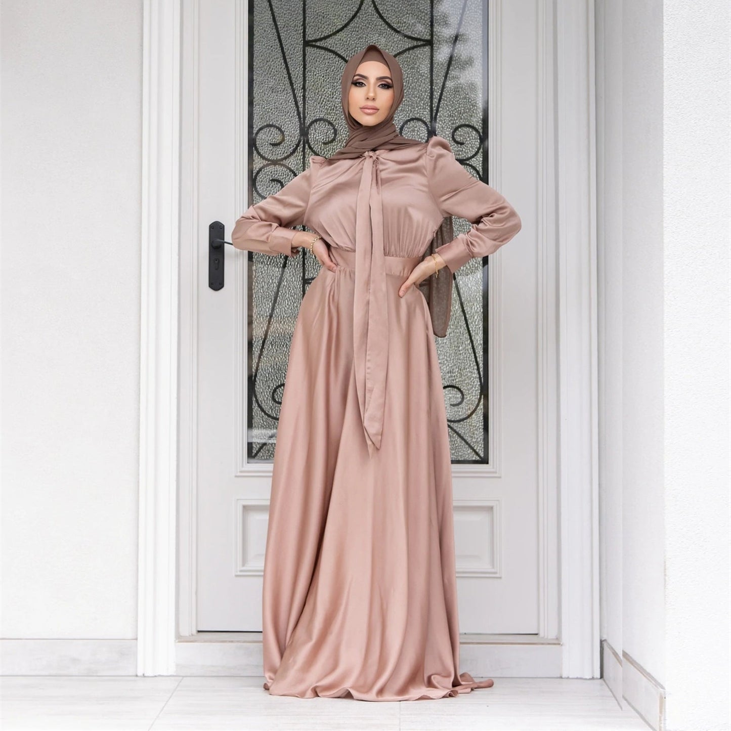 Elegantes Damen Maxikleid mit weiten Ärmeln und schmalen Taillengürtel