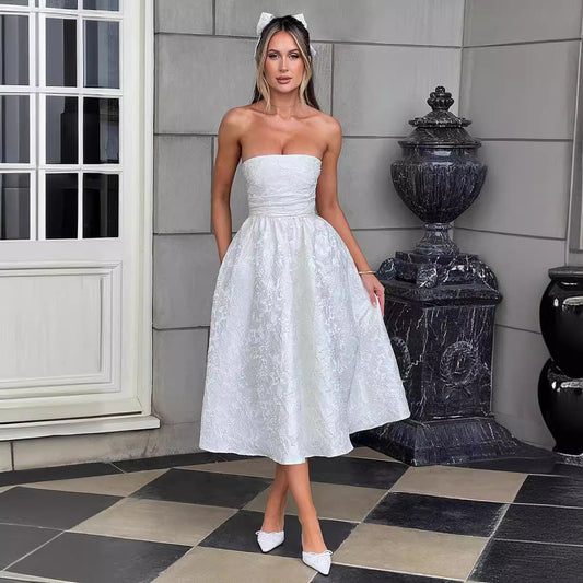 Elegantes Damenkleid mit Glanzstoff und verführerischem Dekolleté - IdealeKleiden