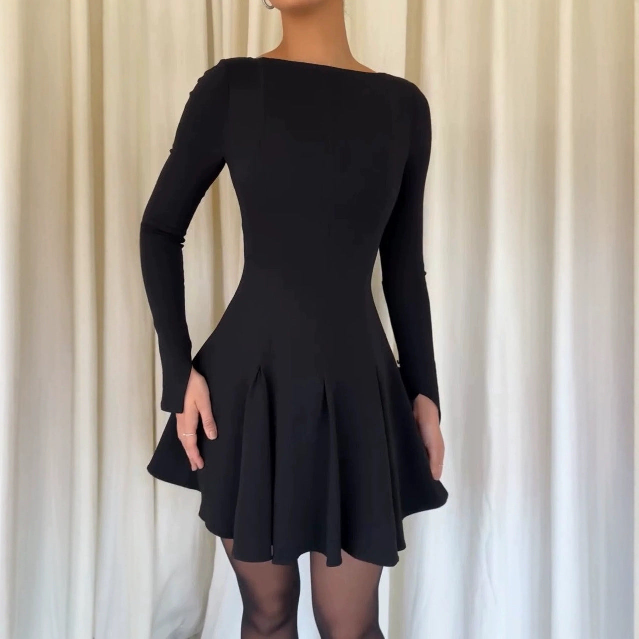 Elegantes Damenkleid mit Ausstechrock und Langarm