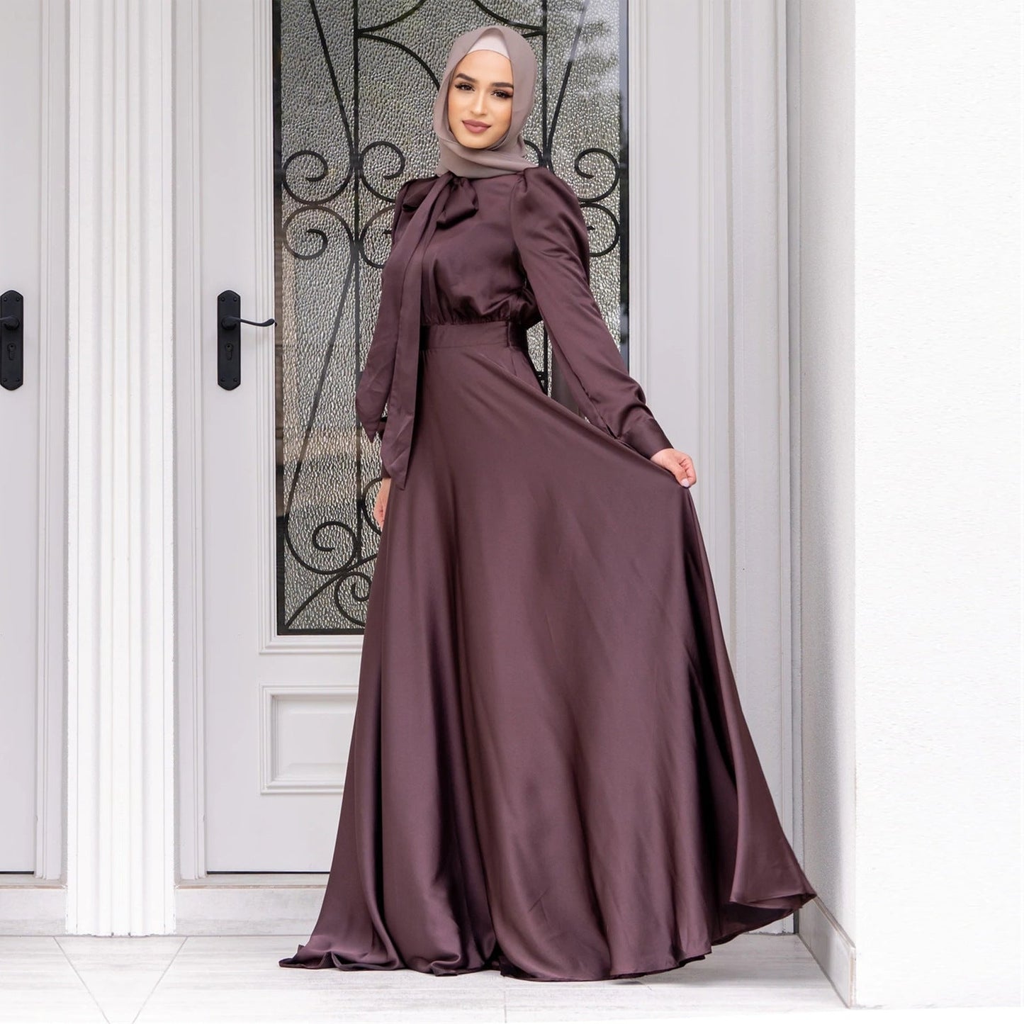Elegantes Damen Maxikleid mit weiten Ärmeln und schmalen Taillengürtel