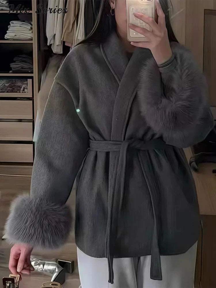 Elegante Wolljacke mit Gürtel und Kunstpelz Manschetten