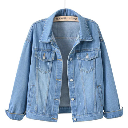 Kurze Damenjacke mit Knöpfen und Brusttasche