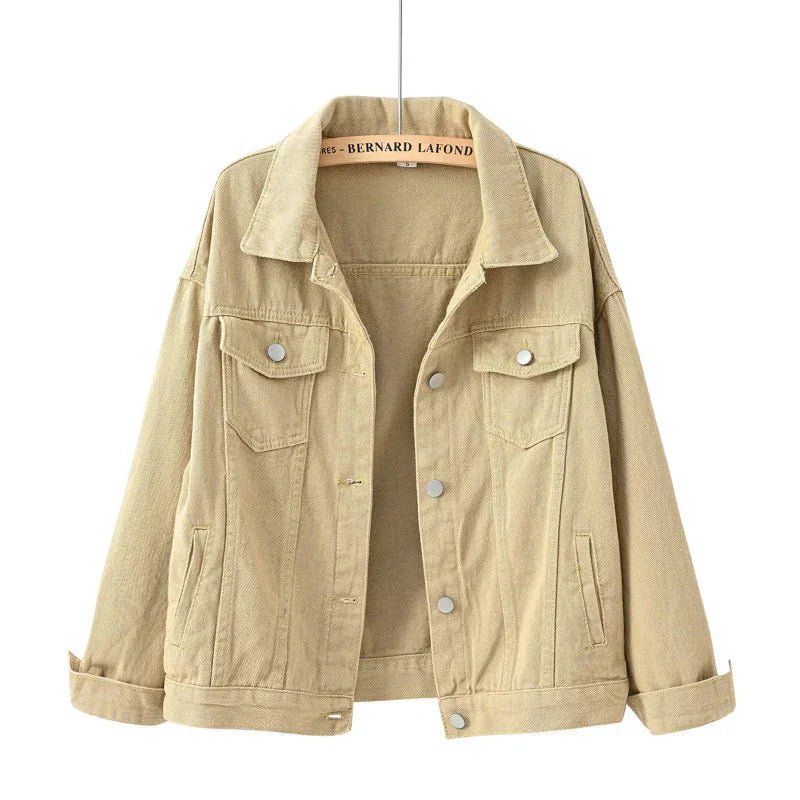 Kurze Damenjacke mit Knöpfen und Brusttasche