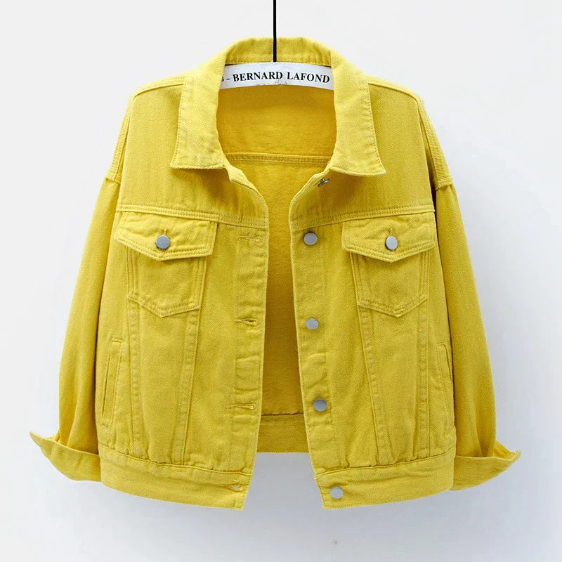 Kurze Damenjacke mit Knöpfen und Brusttasche