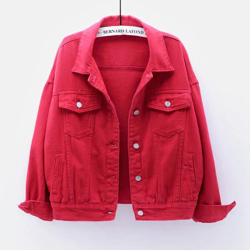 Kurze Damenjacke mit Knöpfen und Brusttasche