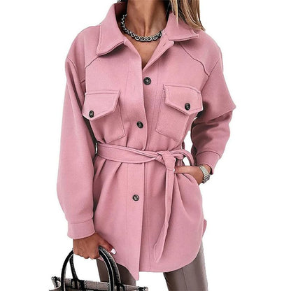 Modische Damenjacke Knöpfe und Vortaschen