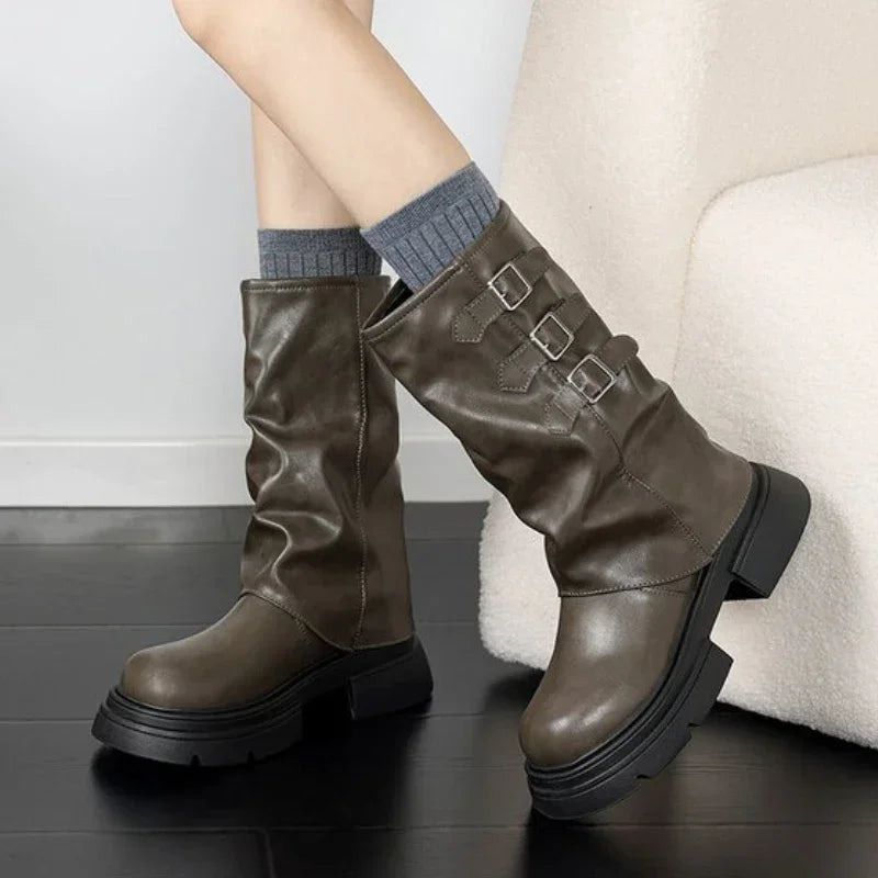 Stilvolle Damenstiefel Chunky Heel mit Riemen - IdealeKleiden