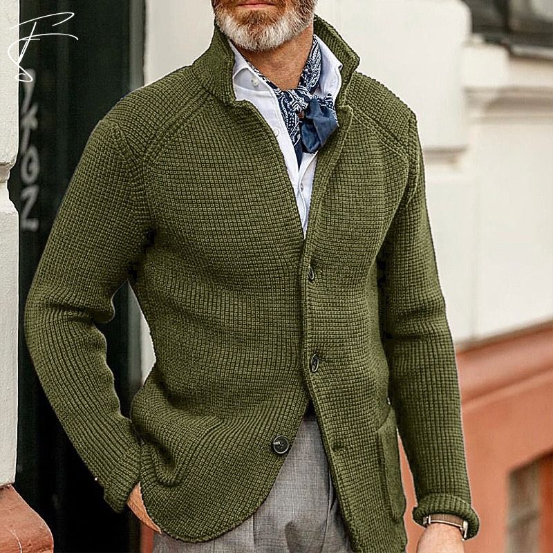 Grobgestrickte Herrenstrickjacke mit Taschen