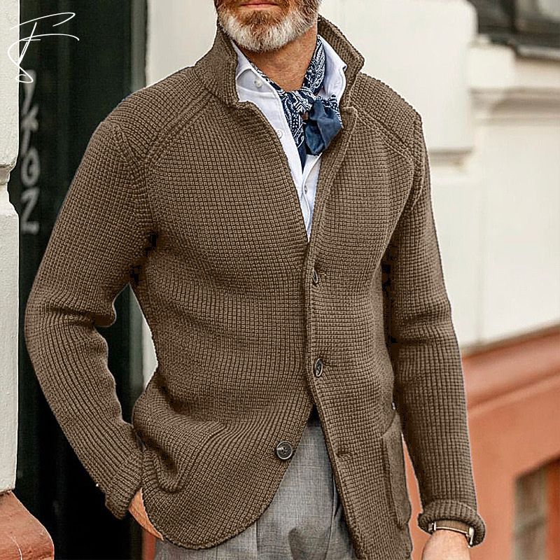 Grobgestrickte Herrenstrickjacke mit Taschen