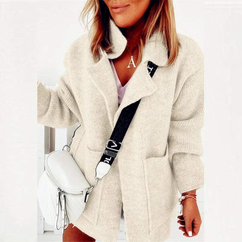 Modische Damenjacke mit Schalkragen