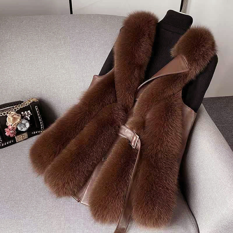 Stylische Weste mit Kunstpelz und Leder-Verschluss - IdealeKleiden