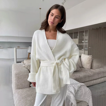 Modische Strickjacke mit Gürtel und Rippenmuster