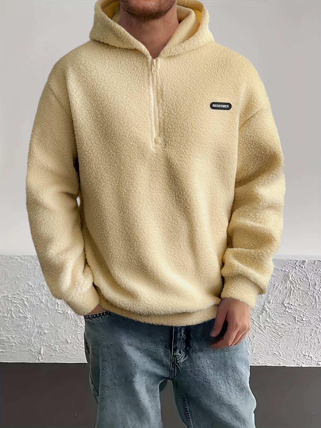 Stylischer Herren Hoodie mit Pelzkapuze