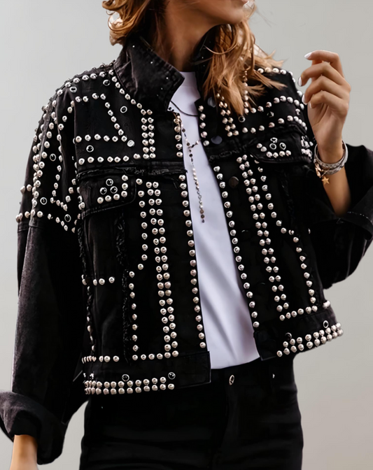 Stylische Lederjacke mit Nieten - Robust und Trendy - IdealeKleiden
