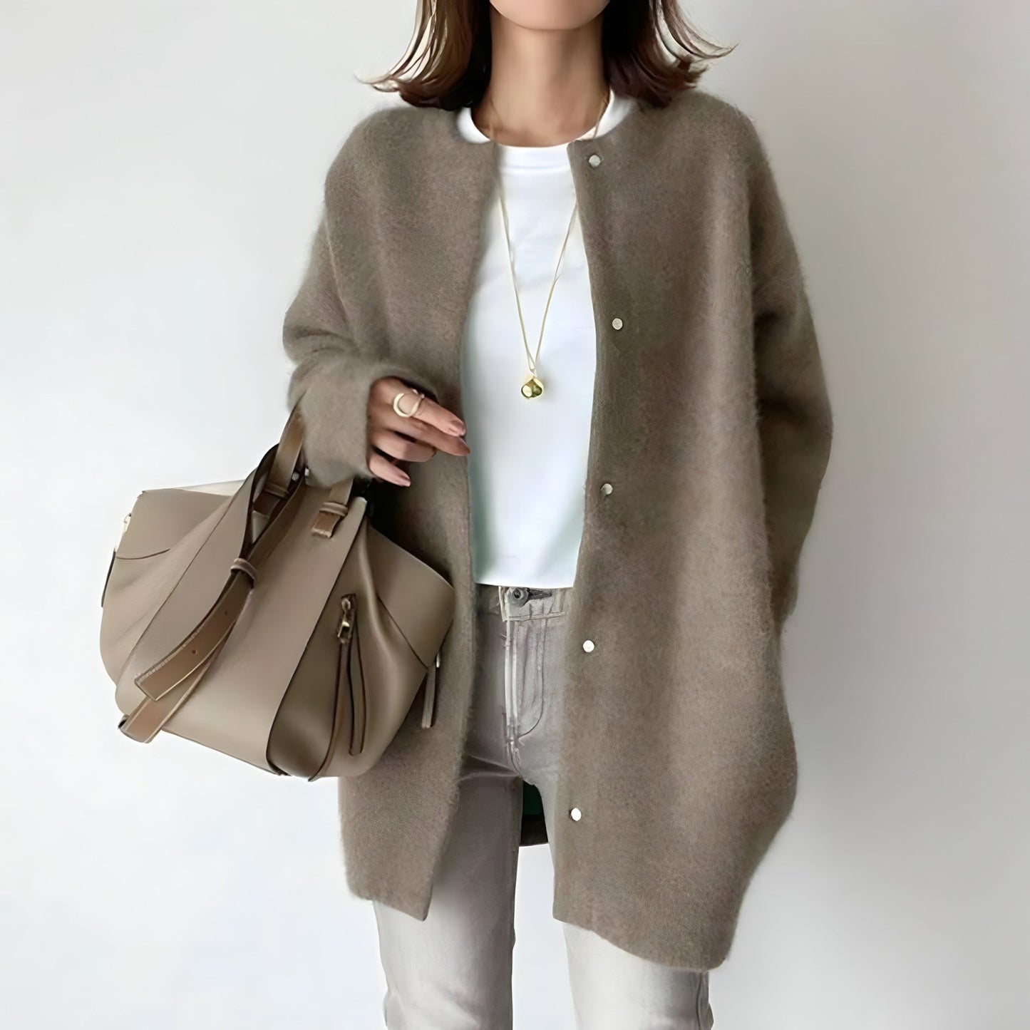 Modische Strickjacke mit Knöpfen