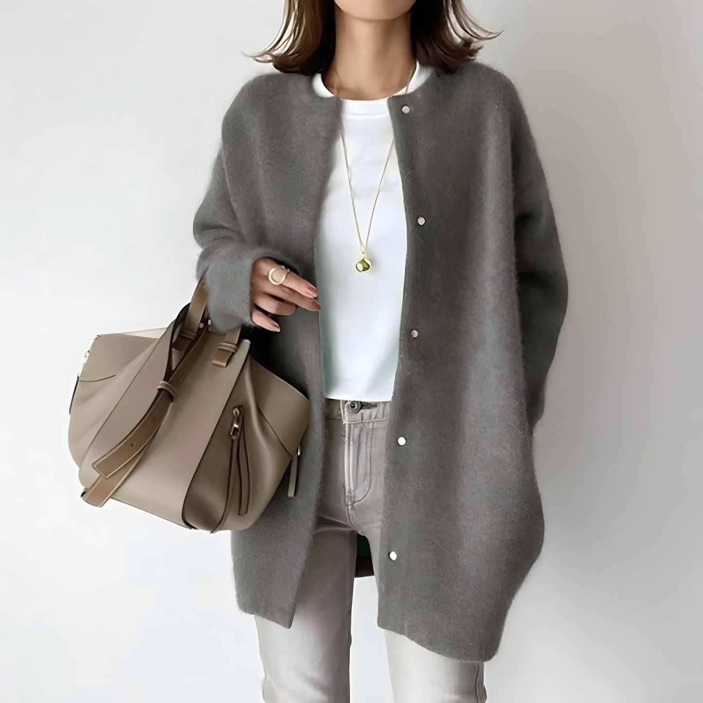 Modische Strickjacke mit Knöpfen