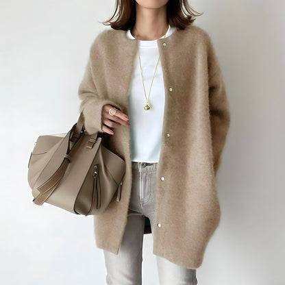 Modische Strickjacke mit Knöpfen