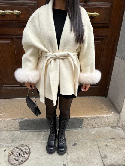 Stylischer Wollmantel mit Gürtel und Faux-Fell Details