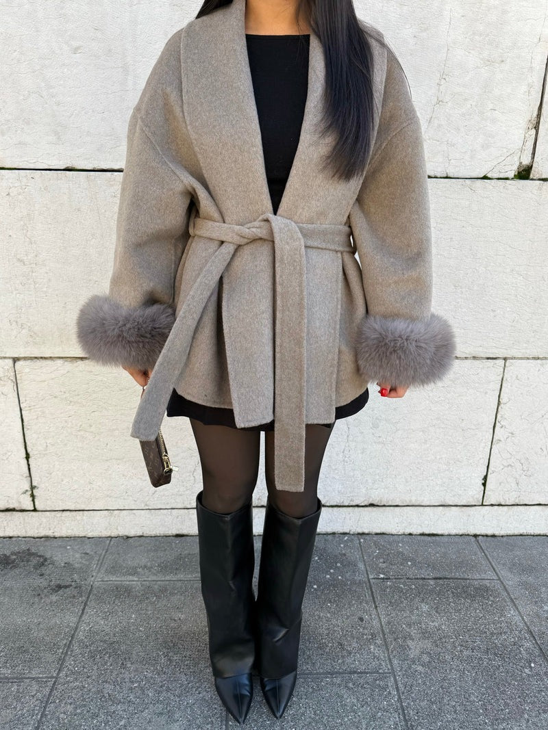 Stylischer Wollmantel mit Gürtel und Faux-Fell Details