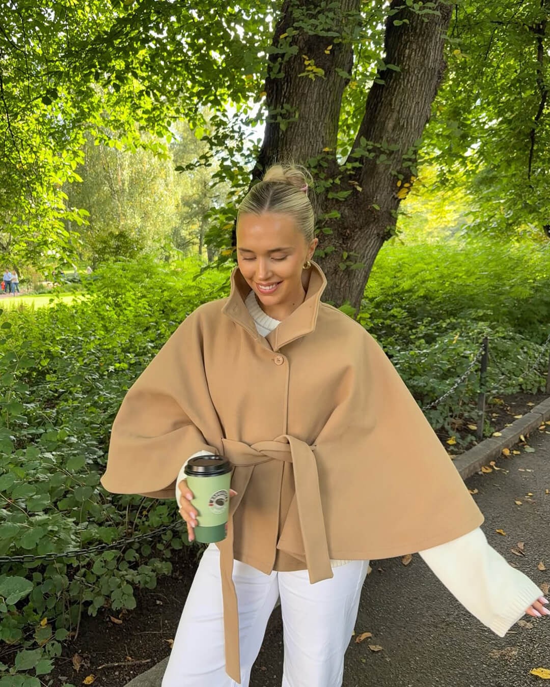 Stylische Cape Jacke Mit Gürtel und Taschen