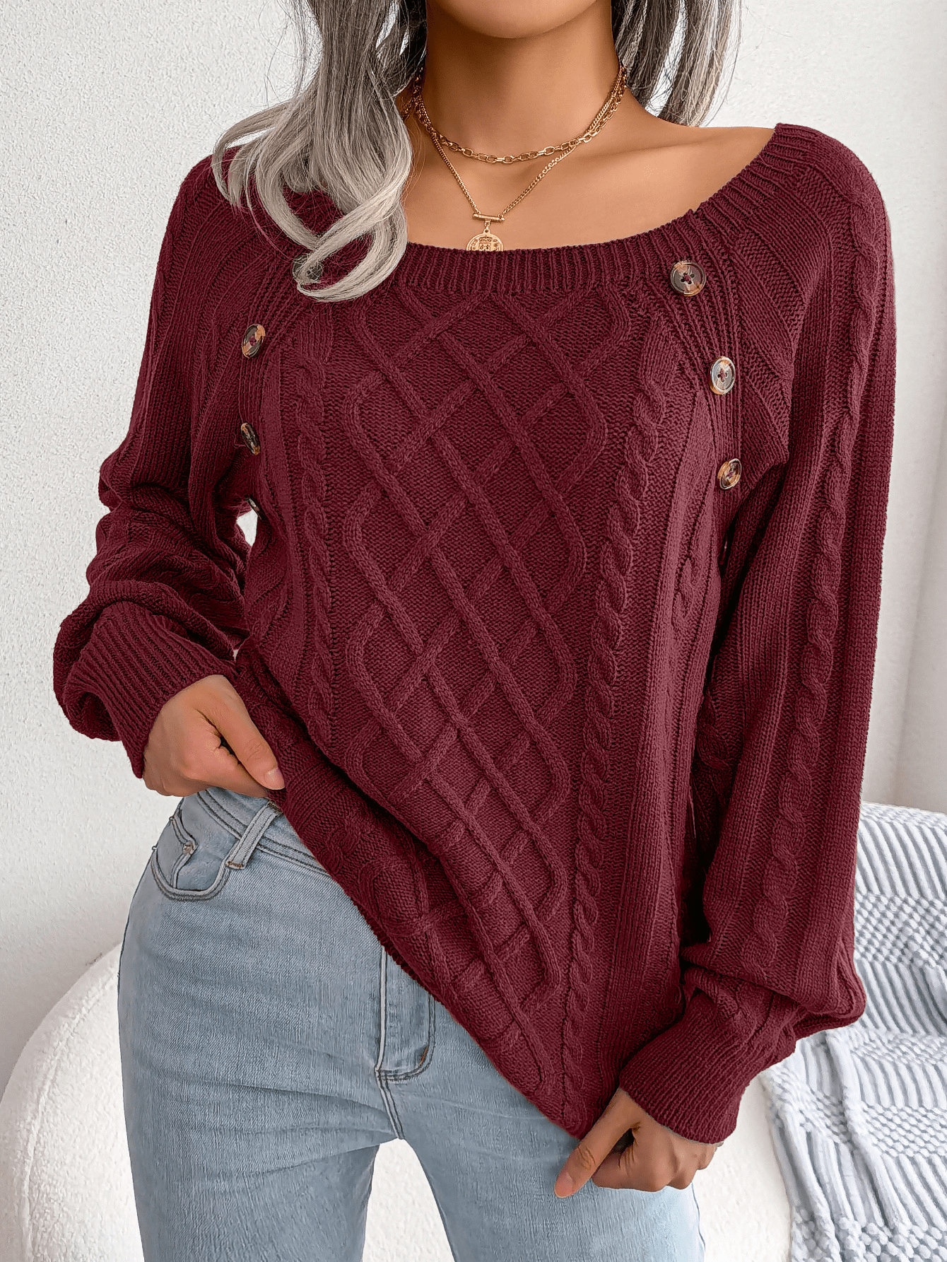 Eleganter Damenpullover mit Knöpfen
