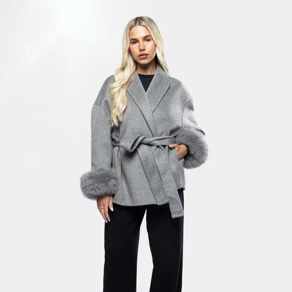 Elegante Wolljacke mit Gürtel und Kunstpelz Manschetten