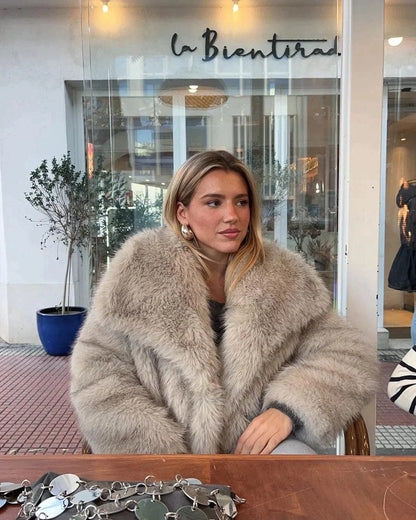 Eleganter Damen-Pelzmantel