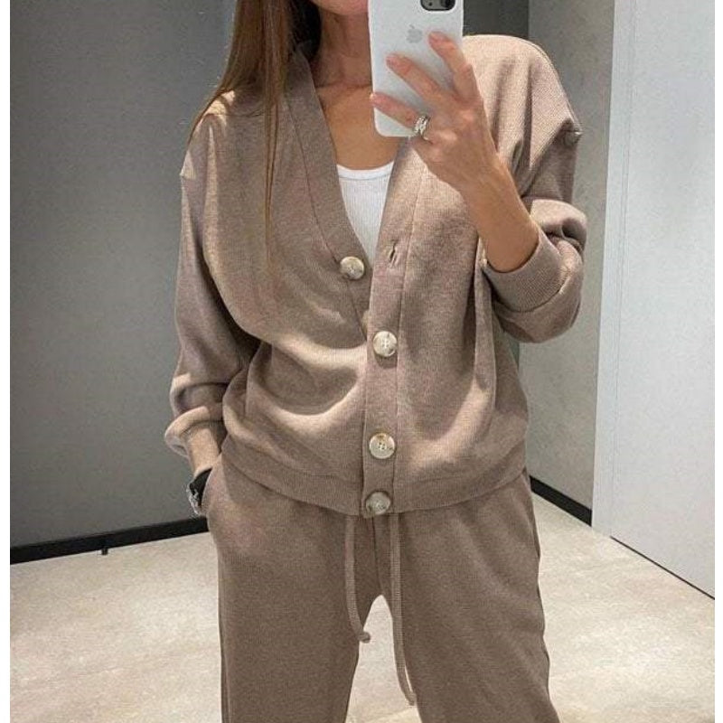 Zweiteiliges Business Outfit: Strickjacke mit Knöpfen und passender Anzughose