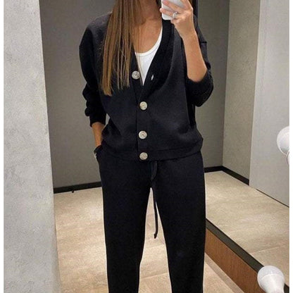 Zweiteiliges Business Outfit: Strickjacke mit Knöpfen und passender Anzughose