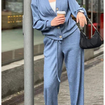 Zweiteiliges Business Outfit: Strickjacke mit Knöpfen und passender Anzughose