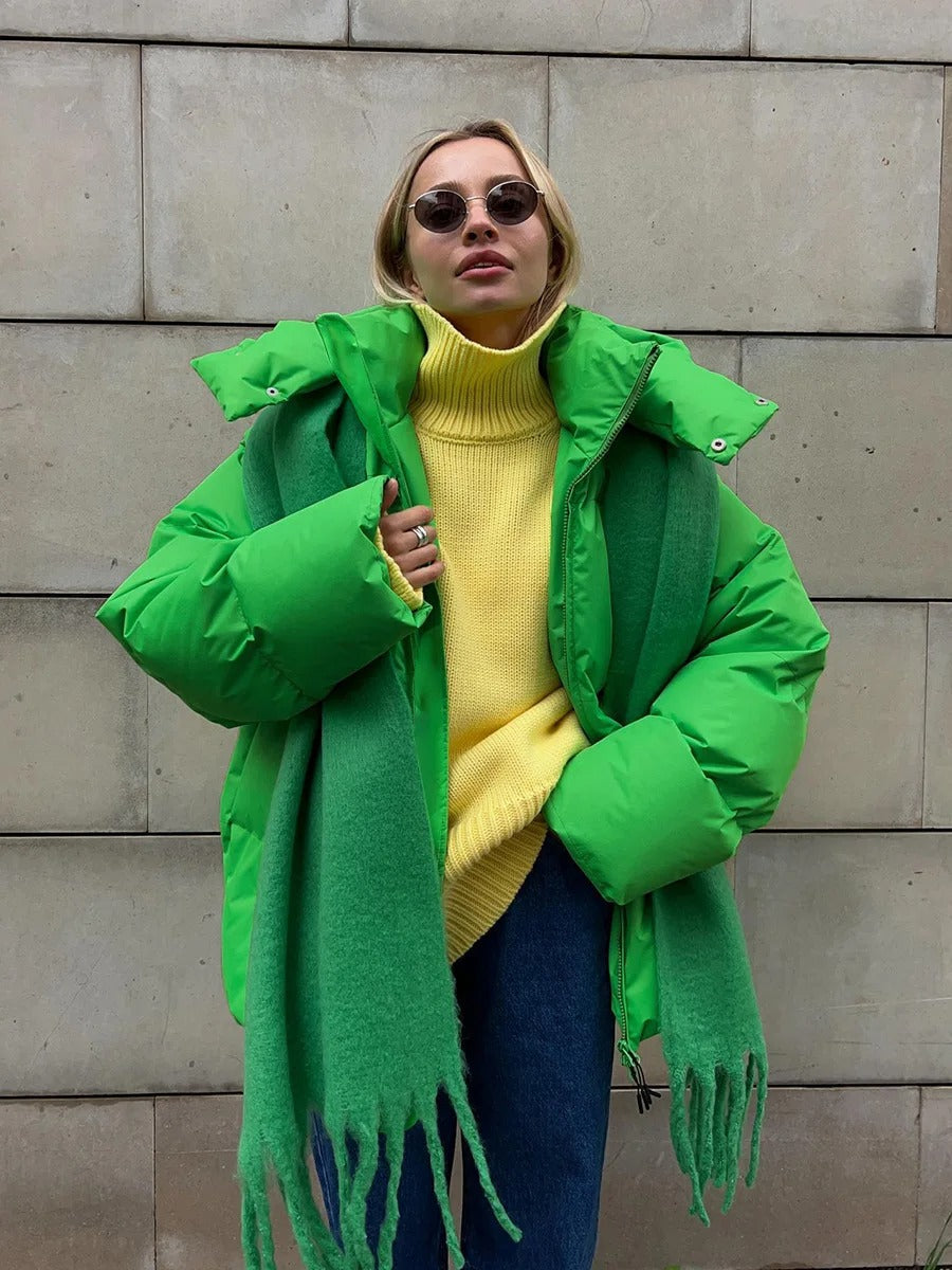 Kurze Winterjacke mit Kapuze und Weichfutter