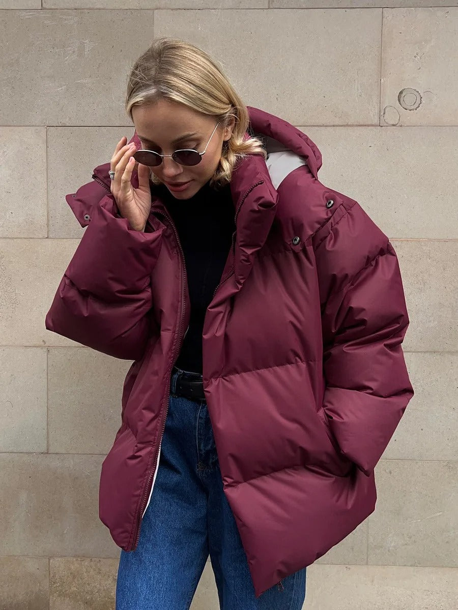 Kurze Winterjacke mit Kapuze und Weichfutter
