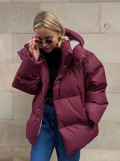 Kurze Winterjacke mit Kapuze und Weichfutter
