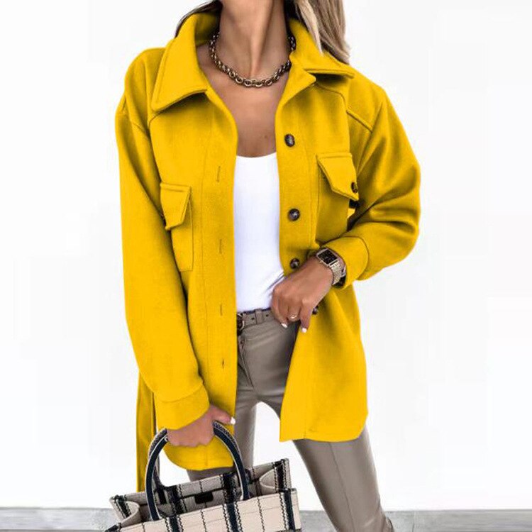 Modische Damenjacke Knöpfe und Vortaschen